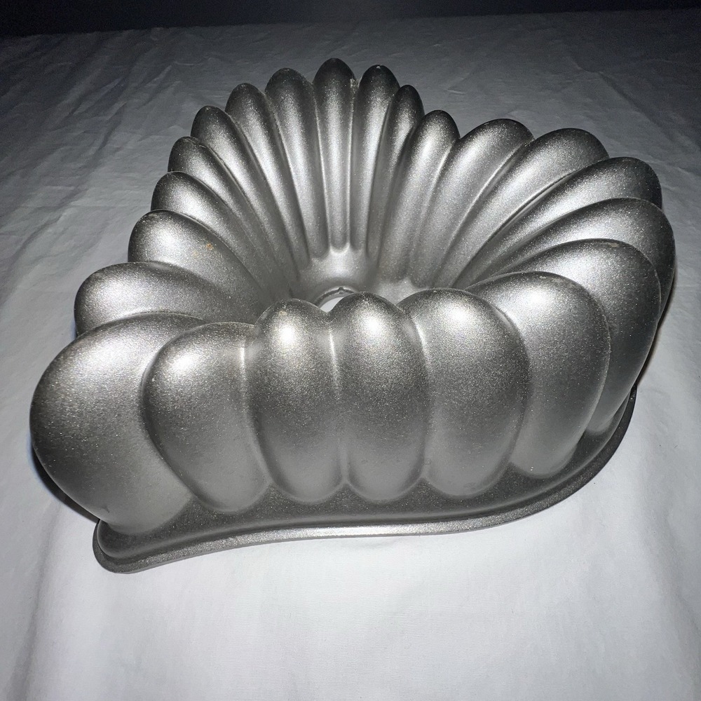 Nordic Ware Elegant Heart Mold Heavy Cast Aluminum Bundt Cake Pan 10 Cup Love - Picture 4 of 10